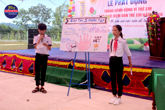 Trẻ em trình bày thông điệp trẻ em quan tâm thông qua những bức tranh. Ảnh: D.L